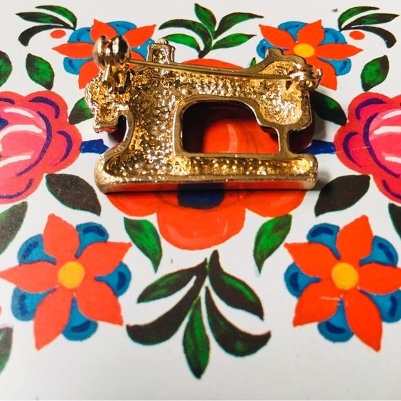 Sewing Machine Brooch - Picture 3 of 8